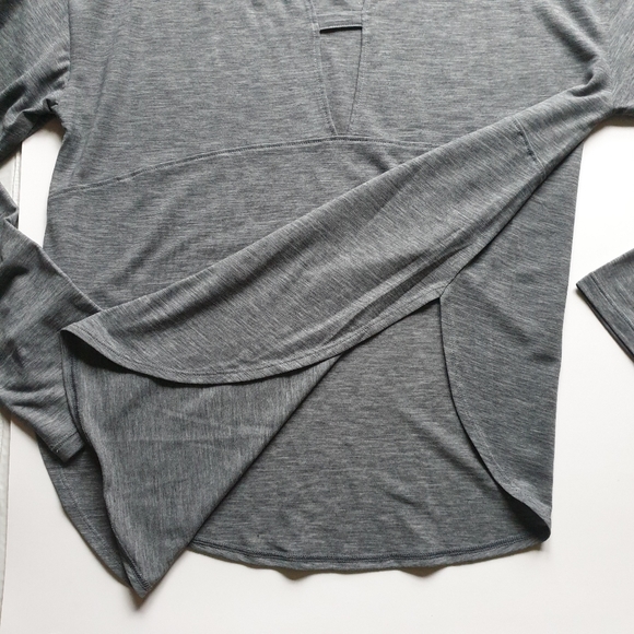 Under Armour Gray Long Sleeve with Open Detail Design on Back Size Sm - Picture 4 of 8